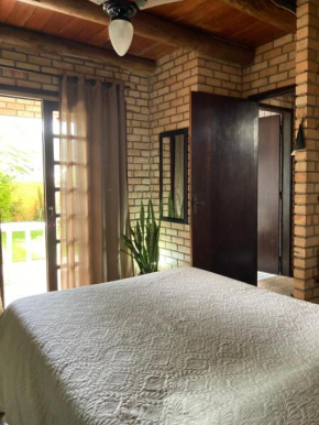 Quarto com banheiro privativo em Chalé Aconchegante.